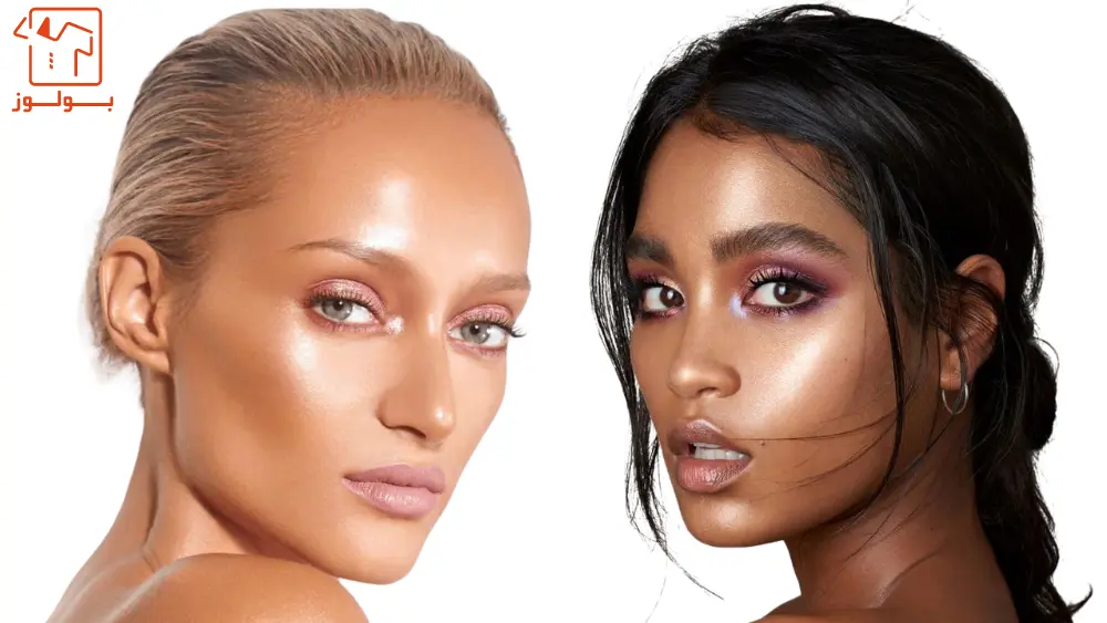 دو زن بر پایه‌ی ترند میکاپ 2024 آرایش کرده اند. آنها از ترند میکاپ پوست شاین و هایلایت روی پوست صورت استفاده کرده‌اند.