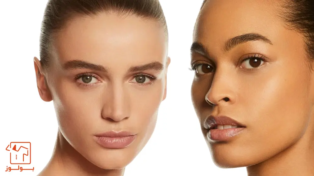 دو زن بر پایه‌ی ترند میکاپ 2024 آرایش کرده اند. آنها از ترند میکاپ براص ورت و آرایش مات و لایت استفاده کرده‌اند. در این استایل آرایشی پوست صورت را با زیرسازی مات می‌کنند.